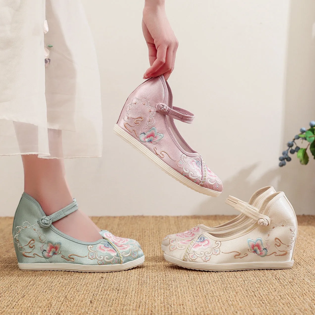 Women's Han Chinese Clothing High Embroidered Ancient Canvas Shoes